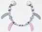 Preview: Wagenkette Silikon *Federn & Stars Pastellrosa-hellgrau* mit Namen