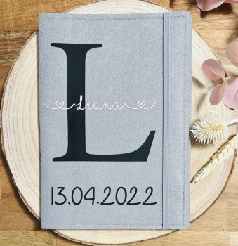 Untersuchungs-Heft Hülle bedruckt Buchstabe "L" wie Leana hellgrau- schwarz