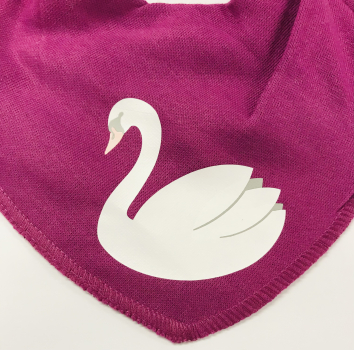Pippi Lätzli bedruckt purpur *Schwan weiss* mehrfarbig