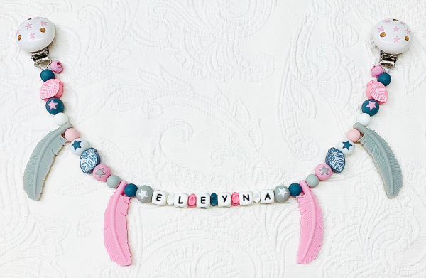 Wagenkette Silikon *Federn & Stars Pastellrosa-hellgrau* mit Namen